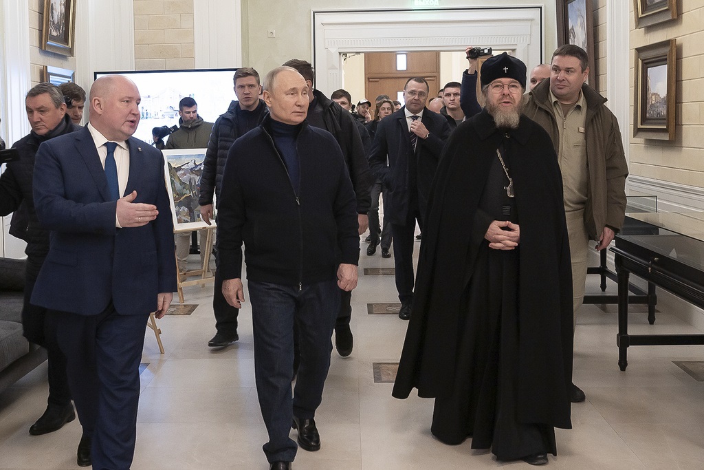 Ucraina, Putin visita Mariupol e attende Xi