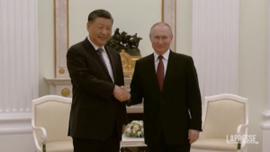 Russia, Putin riceve Xi Jinping: la stretta di mano tra i due leader