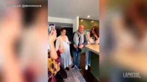 Bruce Willis compie gli anni, il video pubblicato da Demi Moore