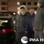 Putin a Mariupol. Una donna grida: “È tutto falso!”