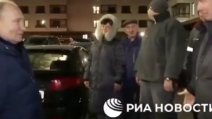 Putin a Mariupol. Una donna grida: “È tutto falso!”