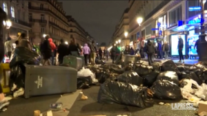 A Parigi scontri, arresti e cassonetti in fiamme