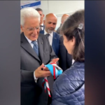 Mafie, studentessa consegna a Mattarella fazzoletto scout