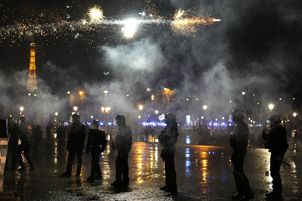 Francia, oltre 230 fermati e 240 atti vandalici a Parigi