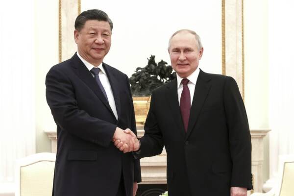 Russia-Cina, Xi vede Putin: “Crisi da risolvere con colloqui di pace”