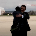 Giornalista francese liberato in Mali, l’abbraccio con Macron