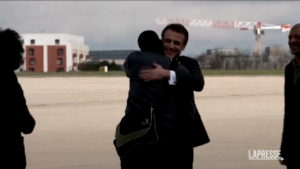 Giornalista francese liberato in Mali, l’abbraccio con Macron