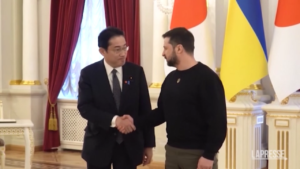 Ucraina, le immagini del premier giapponese Kishida a Kiev