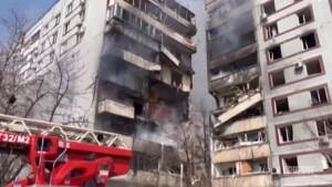Ucraina, raid russo su condimini a Zaporizhzhia: le immagini dei soccorsi