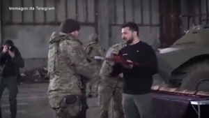 Ucraina, Zelensky visita i soldati vicino a Bakhmut