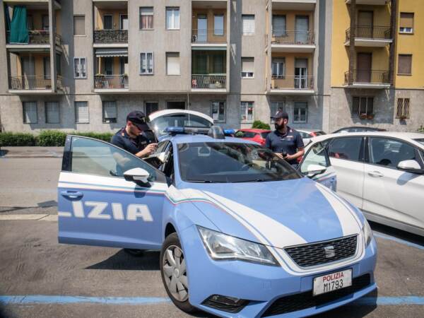 Pattuglia della Polizia in via Lattanzio 31 dove appartamenti erano affittati per la prostituzione