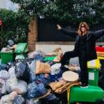 Parigi, Carla Bruni e la foto con i rifiuti: “Grazie sindaca”