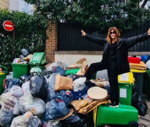 Parigi, Carla Bruni e la foto con i rifiuti: “Grazie sindaca”