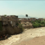 Perù, casa crolla sulle rive del fiume a Lima: 2 morti