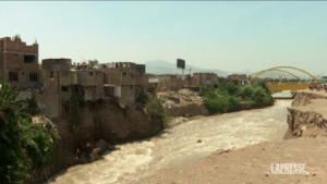 Perù, casa crolla sulle rive del fiume a Lima: 2 morti