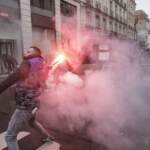 Francia, sciopero per le pensioni: blocchi contro la riforma