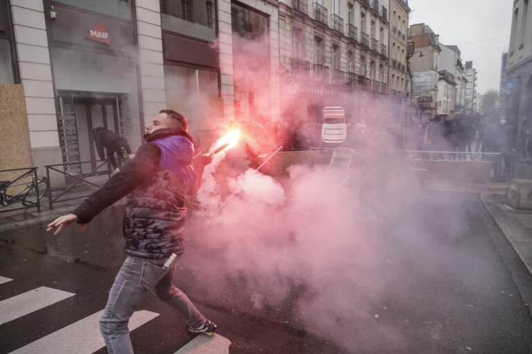 Proteste e scontri in Francia mentre Macron parla alla nazione
