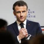 Francia, Macron non arretra sulla riforma delle pensioni