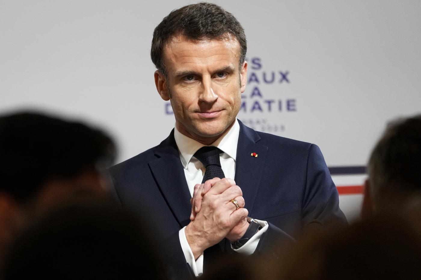 Francia, Macron non arretra sulla riforma delle pensioni