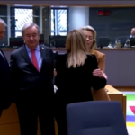 Giorgia Meloni al Consiglio europeo, l’abbraccio con Ursula von der Leyen