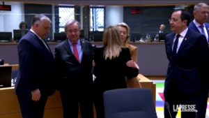 Giorgia Meloni al Consiglio europeo, l’abbraccio con Ursula von der Leyen