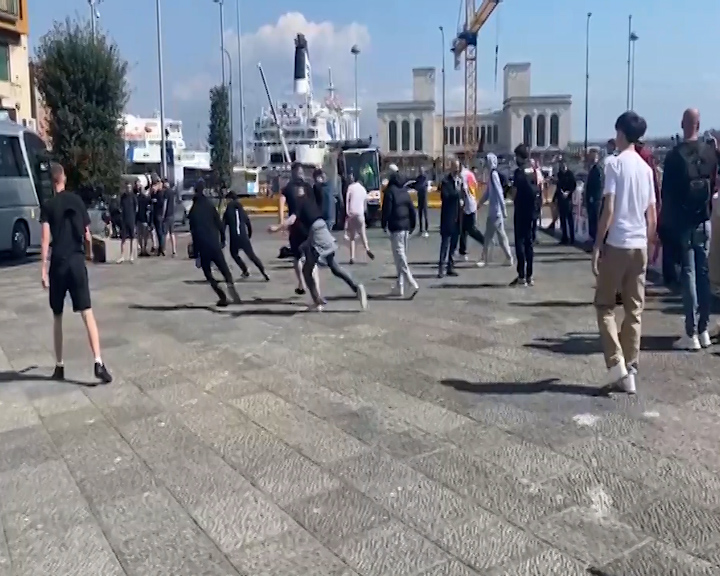 Napoli, amichevole in piazza tra tifosi inglesi e italiani