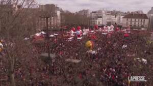 Francia, marea umana a Parigi contro riforma pensioni