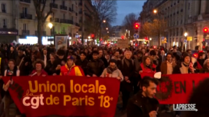 Parigi, nuove proteste: tensioni con la polizia