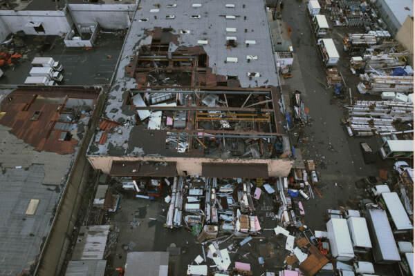 Tornado su un sobborgo di Los Angeles: feriti e danni