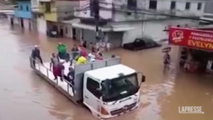 Ecuador, la città di Guayaquil invasa dall’acqua