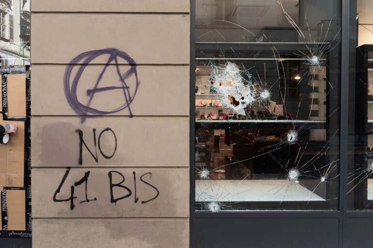 Torino - I danni in città dopo il corteo anarchico in solidarietà ad Alfredo Cospito