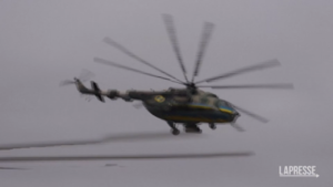 Ucraina, piloti in volo con elicotteri di epoca sovietica