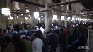 Ramadan, al Cairo la preghiera dopo il primo digiuno