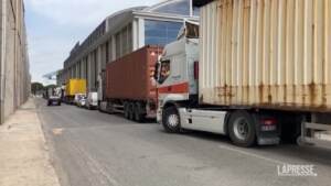 Riforma pensioni Francia, camion bloccano porto Marsiglia