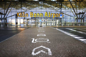 Germania, travolge pedoni ad aeroporto Colonia: diversi feriti