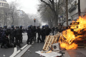 Francia, ancora scontri e disordini a Parigi: 457 fermi