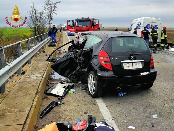 Vercelli, schianto tra 4 mezzi: 2 morti