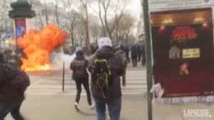 Scontri a Parigi, black bloc in azione