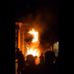 Bordeaux, in fiamme porta del municipio durante proteste