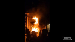 Bordeaux, in fiamme porta del municipio durante proteste