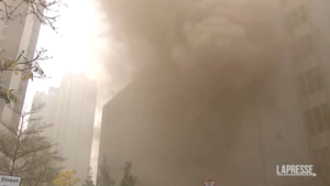 Hong Kong, incendio in magazzino: evacuate 3.400 persone