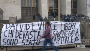 Cospito, presidio anarchici davanti al Tribunale di Milano