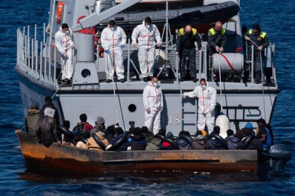 Migranti, oltre mille sbarchi in 24 ore a Lampedusa