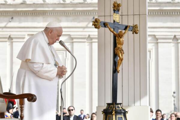 Chiesa, Papa conferma norme anti-abusi e le estende ai laici