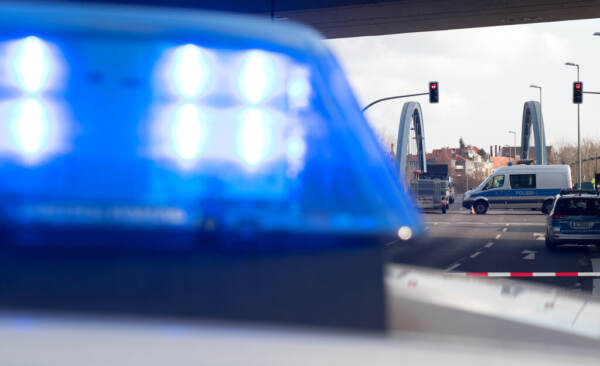Berlino, ferisce 3 persone con coltello e granata: arrestato