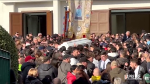 Napoli, folla per l’ultimo saluto al 18enne ucciso a Mergellina