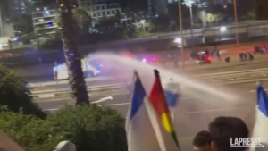 Israele, proteste contro riforma giustizia: la polizia usa i cannoni ad acqua