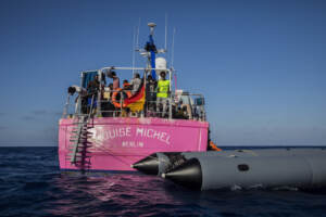 La nave per il soccorso dei migranti finanziata da Banksy nel Mar Mediterraneo