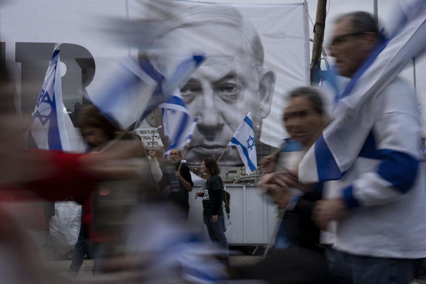 Israele, Netanyahu licenzia ministro contrario a riforma giustizia