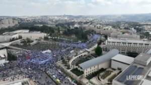 Israele, protesta davanti alla Knesset: le immagini dal drone